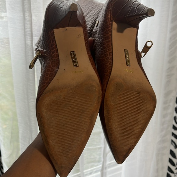 Gently used Louise eat Cie boots. Size 8 Genuine leather upper. Man made sole. - Picture 5 of 6